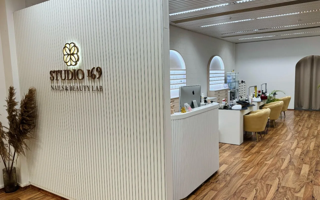 Nagelstationen mit Studio-169-Logo
