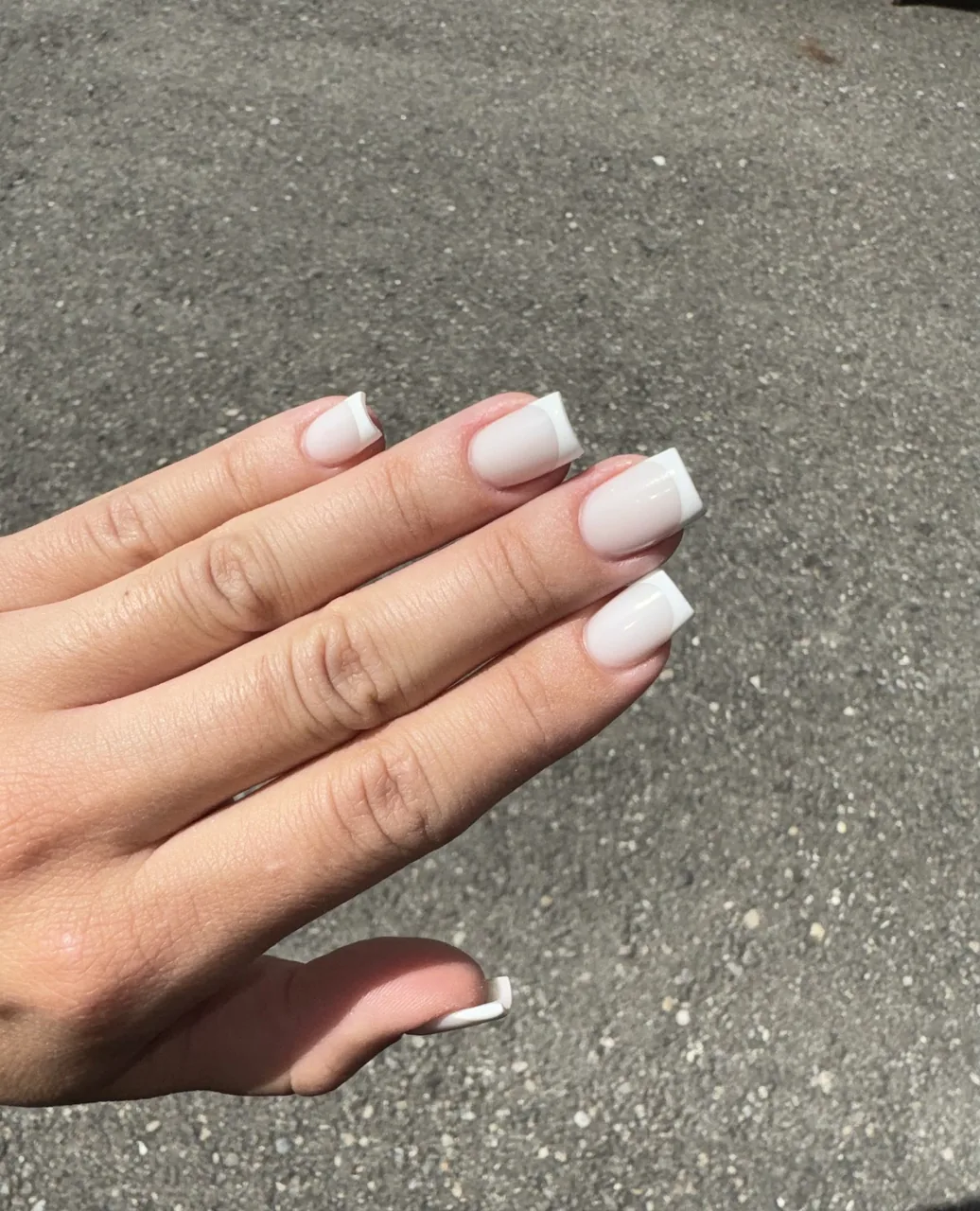French-Nägel in Weiss
